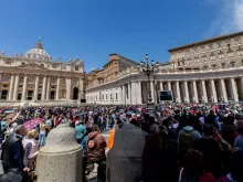 Praça de São Pedro durante a oração do Regina Coeli.