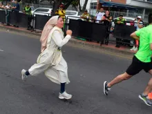Irmã Carmen Vilches correndo na Meia Maratona de Cúcuta 