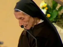 Papa Francisco ouve irmã Marije Kaleta em Tirana, Albânia em 2014