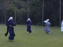 Religiosas jogando futebol 