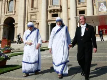 Duas Missionárias da Caridade durante a canonização da Madre Teresa de Calcutá