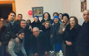 Religiosa do IVE com cristãos de Aleppo 