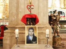 Relíquia e imagem da beata Lindalva, que estão em peregrinação pela arquidiocese