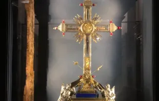 Fragmentos da cruz de Cristo na Basílica da Santa Cruz em Jerusalém