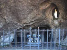 Réplica da gruta de Lourdes nos Jardins Vaticanos.