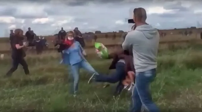 ReporteraPateandoRefugiados_YoutubeFemcaiRadioCapturaVideo_100915.jpg ?? 