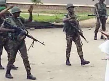 Militares detêm sacerdotes no Congo.