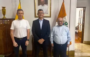 Da esquerda para a direita: Monsenhor Jordi Bertomeu, José David Correa e dom Charles Scicluna.