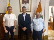 Da esquerda para a direita: Monsenhor Jordi Bertomeu, José David Correa e dom Charles Scicluna.