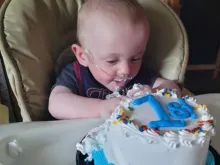 Richard Scott William Hutchinson celebra o seu primeiro aniversário com um bolo. Crédito: Guinness World Records