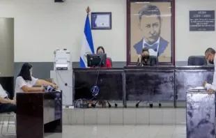 Dom Rolando Álvarez (esquerda), durante sua audiência em 10 de janeiro