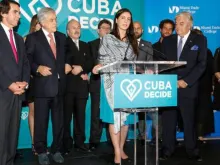 Rosa Maria Payá junto com ex-presidentes da América e da Espanha