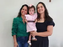 Lázara Barbosa e Paula Almeida, com a filha Olívia