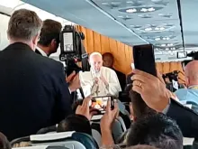 Papa Francisco durante a coletiva de imprensa no voo.