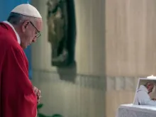 Papa durante a Missa com a foto do Pe. Jacques no altar. Crédito: L'Osservatore Romano