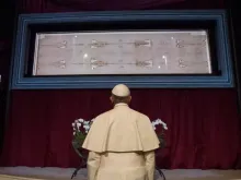 Papa Francisco venera o Santo Sudário em Turim, Itália, em 21 de junho de 2015