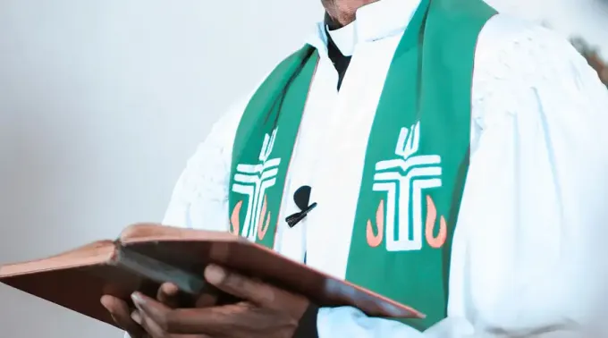 Sacerdote-Camerun-Unsplash-18012022.webp ?? 