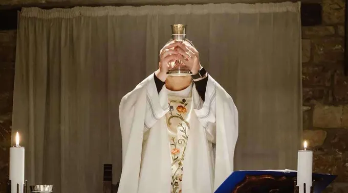 Sacerdote-Josh-Applegate-Unsplash-071119.jpg ?? 