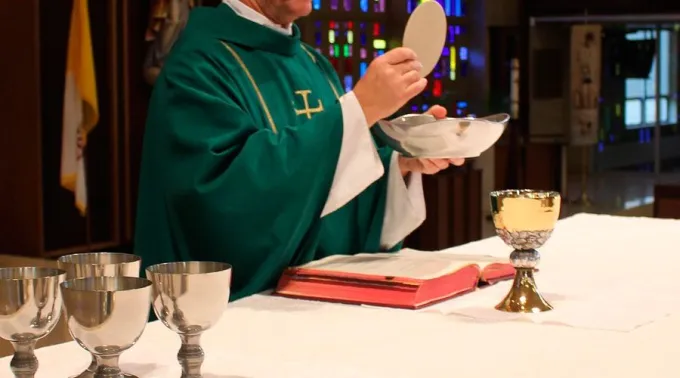 Sacerdote-Pixabay-26102018.jpg ?? 