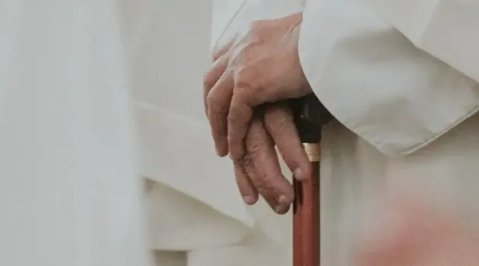 Sacerdote-anciano-Karl-Raymund-Catabas-Unsplash-250723.jpg ?? 