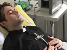 Michel Los, um jovem sacerdote com câncer terminal no hospital militar de Varsóvia (Polônia