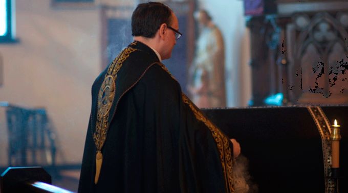 SacerdoteCelebrandoMisa_Flickr_victorpanlilioCC_BY_20_270617.gif ?? 