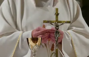 Padre celebra a missa tradicional 