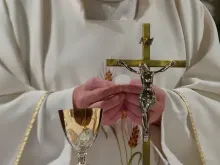 Padre celebra a missa tradicional 