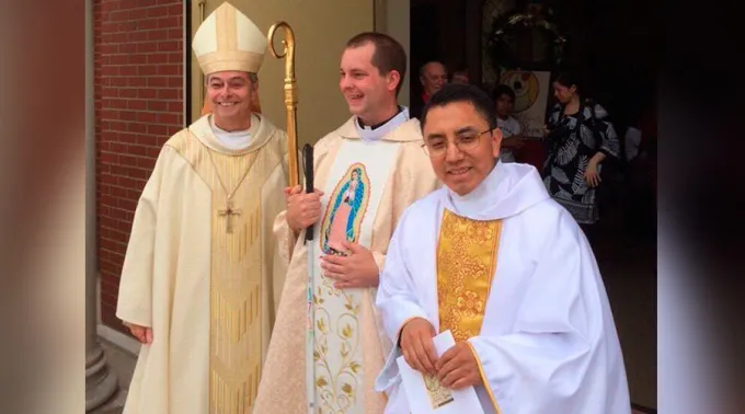 SacerdoteCiegoOrdenado_TwitterRichRaho_010616.jpg ?? 