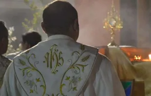 Sacerdote diante da Eucaristia