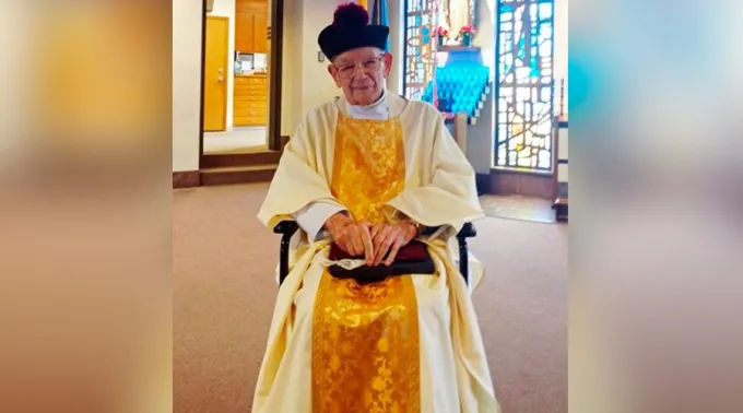 SacerdoteMasViejoDeEstadosUnidos_TwitterRoccoPalmo_020616.jpg ?? 