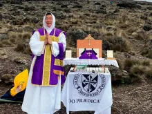 Corwin Low celebra missa no Monte Kilimanjaro