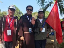 Pe. Francis e dois peregrinos do Vietnã na JMJ Panamá 2019.