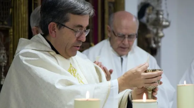 Sacerdote_IglesiaEnValladolidCC-BY-SA-2.0_Flickr_010415.jpg ?? 