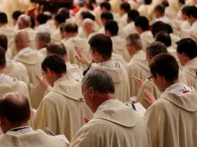 Sacerdotes no Vaticano.
