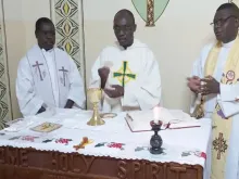 Sacerdotes celebram missa em Zâmbia. - Crédito: ACN.