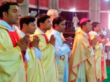 Os cinco sacerdotes ordenados em 2015 junto com o Arcebispo de Lahore, Dom Sebastian Shaw 