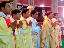 Sacerdotes ordenados recentemente no Paquistão 