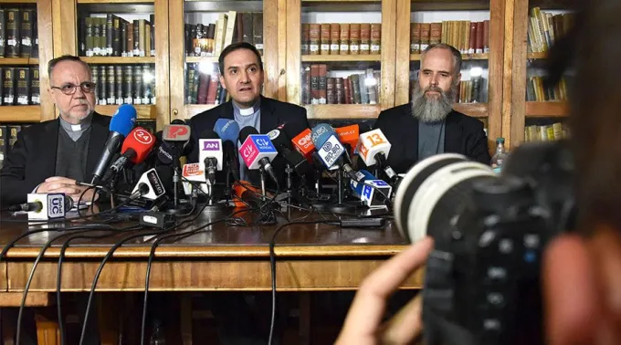 Sacerdotes_Astaburuaga_DeLaFuente_Vial_ComunicacionesArzobispadoSantiago_230518.jpg ?? 