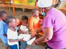 Crianças recebem refeição no Centro Juvenil Dom Bosco na Namíbia