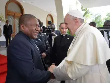 Papa saúda o presidente de Moçambique.