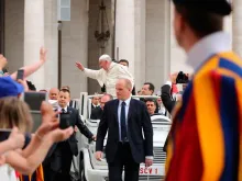 Papa com os peregrinos na Audiência Geral.