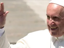 O Santo Padre saúda os fiéis na Praça de São Pedro.