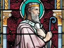 Vitral com a imagem de Santo Irineu de Lyon