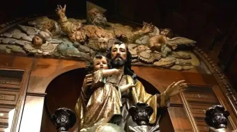 Imagem de São José e do Menino Jesus na igreja de São Pedro, em Lima, Peru
