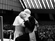 São João Paulo II abraça o Cardeal Wyszynski no Vaticano.