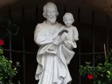 A imagem de São José em Cotignac, no lugar onde apareceu na França.