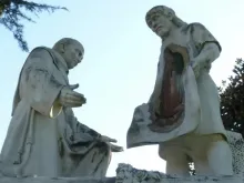 Estátua de São Juan Diego com Nossa Senhora de Guadalupe