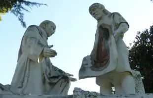 Estátua de São Juan Diego com Nossa Senhora de Guadalupe