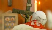 A história do crucifixo que acompanhou João Paulo II em sua última Via-Sacra